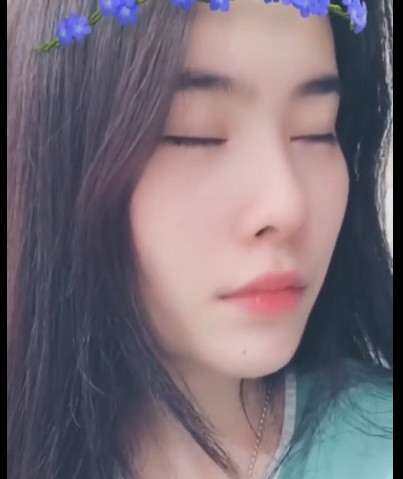 Từ hành động lạ của Nam Em trong clip kéo dài 1 phút này, nhiều người hoài nghi phải chăng người đẹp đang phải vào bệnh viện điều trị bệnh tinh thần.