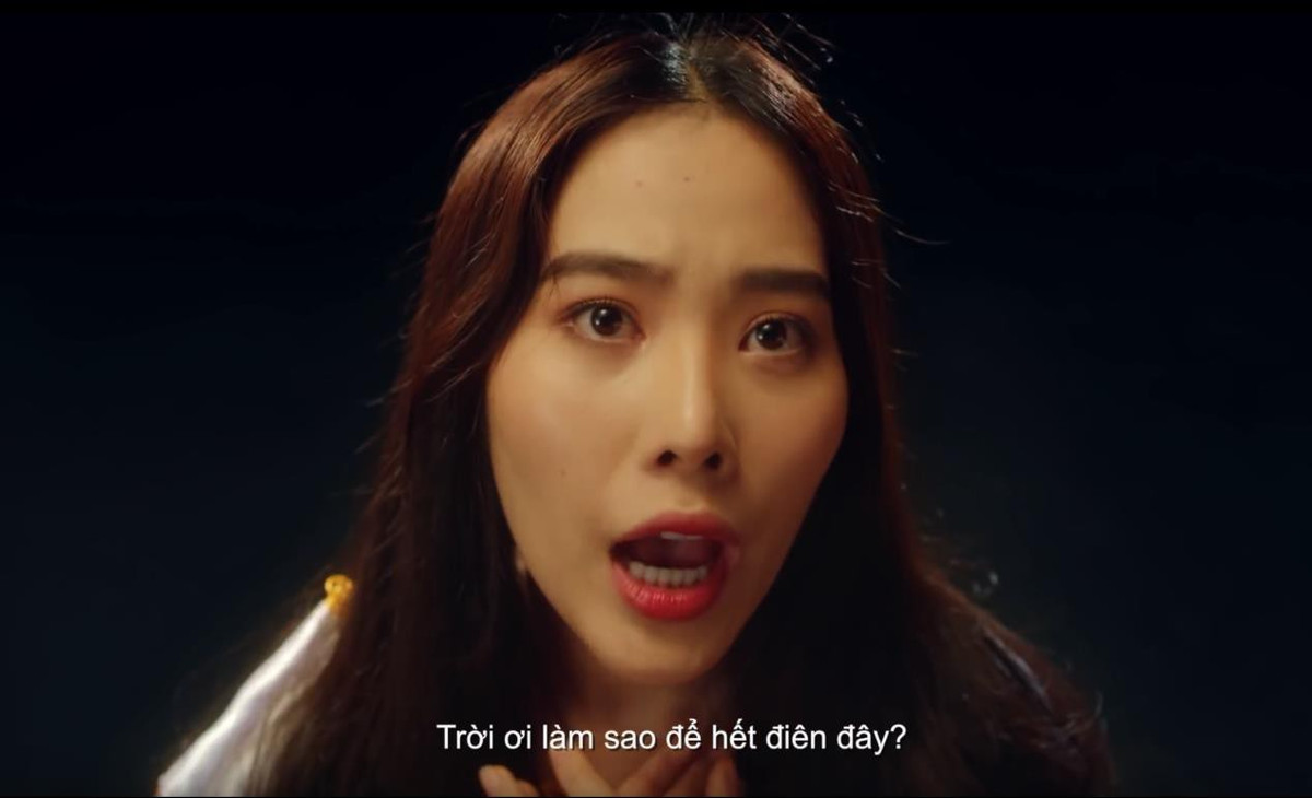 Dù vậy không ít người tỏ ra hoài nghi Nam Em cố tình điên hay đang phát điên thật khi xuất hiện trong một clip quảng cáo hồi đầu năm nay. Ảnh cắt clip Lotte.