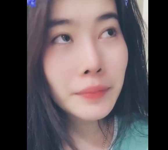 Mới đây, Hoa khôi Đồng bằng sông Cửu Long tiếp tục gây khó hiểu khi vừa đăng tải đoạn clip mặc áo bệnh nhân, đầu gật gù, ánh mắt dáo dác, thi thoảng mỉm cười nhưng lại không hé một lời.