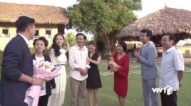 Phim dành 4 phút cuối cho đoạn thuyết trình của Dương nhưng lại chẳng có một giây nào giải thích cho sự "biến mất" của những nhân vật quan trọng không kém trong phim.