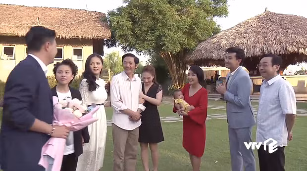 Phim dành 4 phút cuối cho đoạn thuyết trình của Dương nhưng lại chẳng có một giây nào giải thích cho sự "biến mất" của những nhân vật quan trọng không kém trong phim.