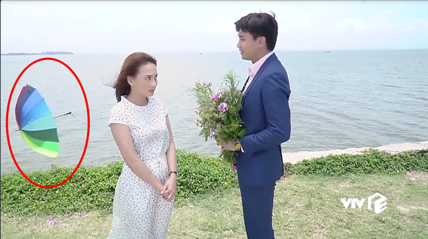 Cầm ô chạy theo Thư rồi trao câu ngôn tình. “Mẹ cu Bon, làm vợ anh nha!”, đang gây xúc động là thế nhưng hành động ném ô xả rác xuống biển của Vũ ngay sau đó lại vô tính phá vỡ khung cảnh lãng mạn.