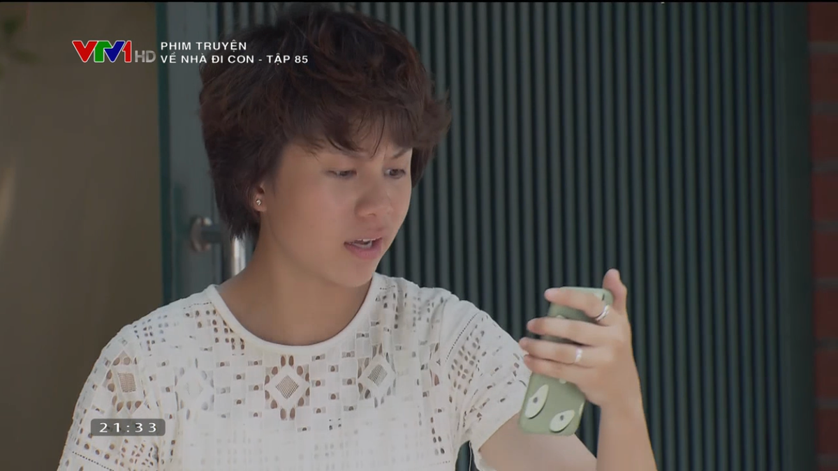 Cảnh Dương mặc váy ra sân bay tiễn Bảo cũng bị cắt cụt khó hiểu bằng một cuộc gọi... facetime và màn cô nàng chạy tung tăng ra ngõ.