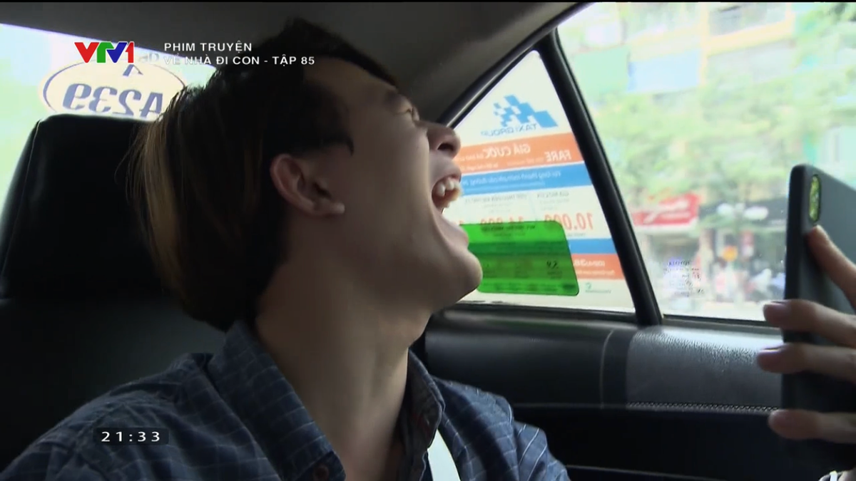 Khán giả đang hình dung cảnh Bảo cười nắc nẻ khi thấy Dương mặc váy, rồi bịn rịn chia tay trong xúc động thì lại không xuất hiện trong phim. Ảnh: VTV.