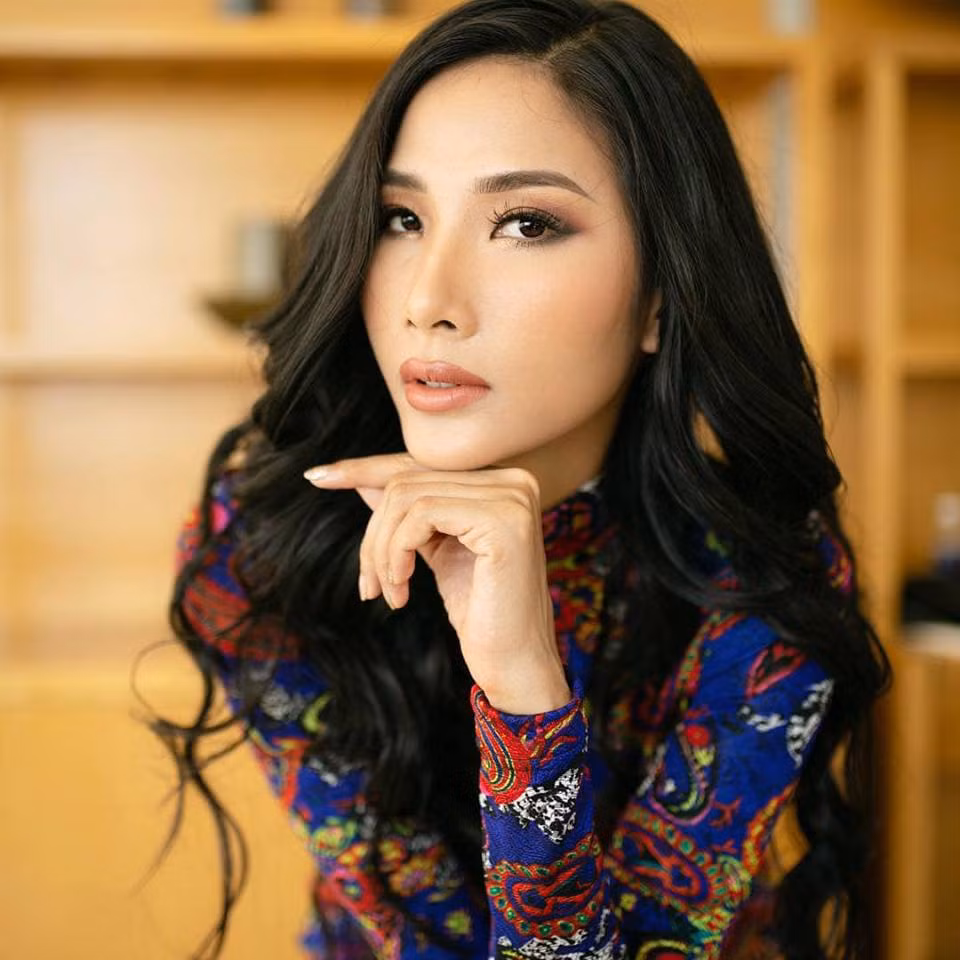 So với Lương Thùy Linh, Á hậu Hoàn vũ Việt Nam 2017 Hoàng Thùy hơn cả tuổi đời lẫn tuổi nghề.