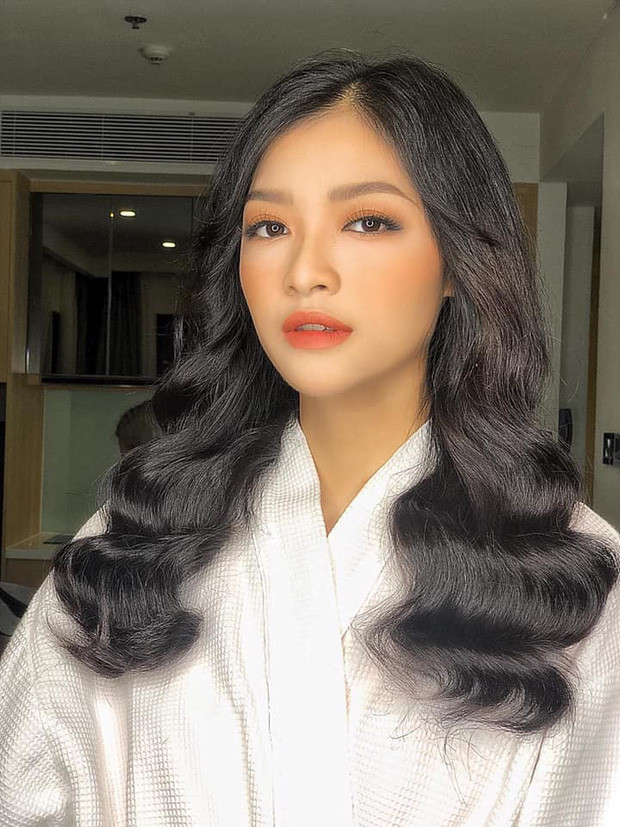 Á hậu Nguyễn Hà Kiều Loan sẽ trở thành đại diện Việt Nam dự thi Hoa hậu Hòa bình Quốc tế 2019 được tổ chức tại Venezuela. Cô sở hữu vẻ đẹp rạng rỡ, đôi mắt to, gương mặt thanh thoát.