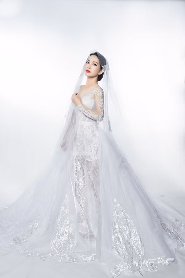 Mặc dù đã trải qua hai lần sinh nở nhưng nữ diễn viên sinh 37 tuổi vẫn sở hữu vẻ đẹp "không tuổi" khiến những cô gái trẻ cũng phải ghen tỵ.