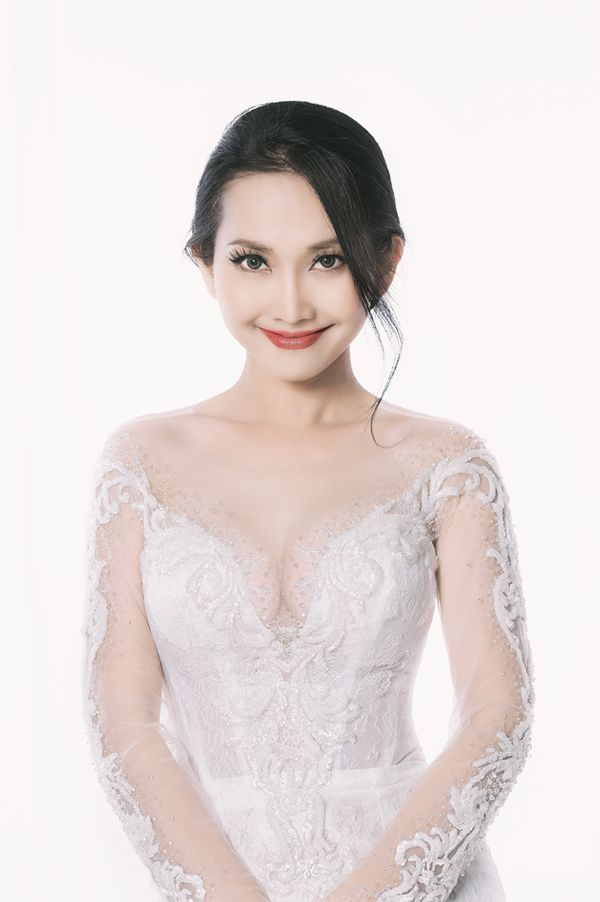 "Chị Út Ráng đẹp quá", "Dáng em đẹp lắm" hay "Chị cứ trẻ mãi như vậy, ghen tỵ quá"... là những lời khen "có cánh" mà bạn bè trên mạng xã hội dành cho Kim Hiền trong bộ ảnh mới.