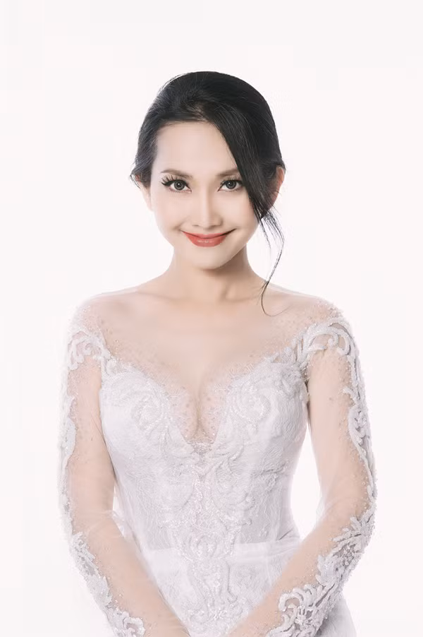 "Chị Út Ráng đẹp quá", "Dáng em đẹp lắm" hay "Chị cứ trẻ mãi như vậy, ghen tỵ quá"... là những lời khen "có cánh" mà bạn bè trên mạng xã hội dành cho Kim Hiền trong bộ ảnh mới.