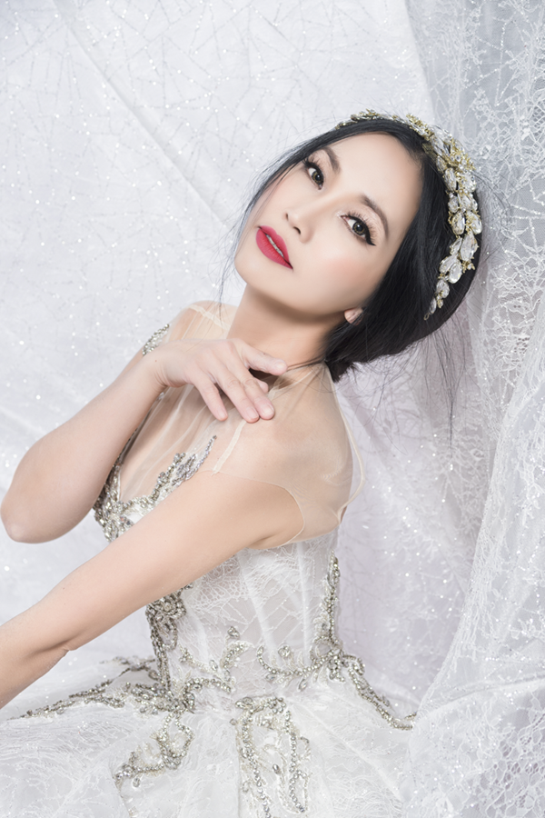 Kim Hiền là cái tên không còn xa lạ với khán giả màn ảnh Việt. Từng tham gia các bộ phim Dốc tình, Mùi ngò gai, Gia đình phép thuật, Thiên Mệnh Anh Hùng..., nhưng Kim Hiền gây ấn tượng hơn cả khi vào vai "Út Ráng" trong phim "Hương Phù Sa".