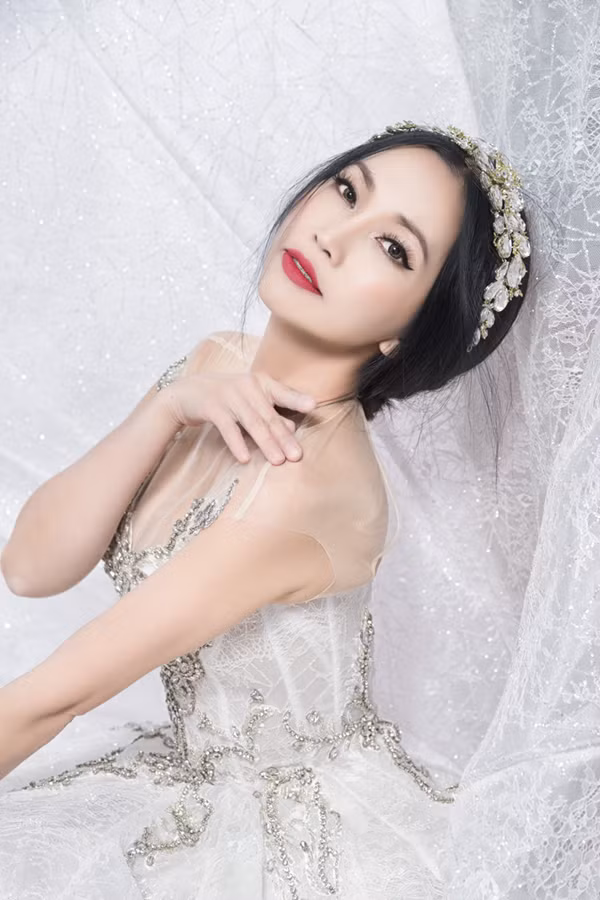 Kim Hiền là cái tên không còn xa lạ với khán giả màn ảnh Việt. Từng tham gia các bộ phim Dốc tình, Mùi ngò gai, Gia đình phép thuật, Thiên Mệnh Anh Hùng..., nhưng Kim Hiền gây ấn tượng hơn cả khi vào vai "Út Ráng" trong phim "Hương Phù Sa".