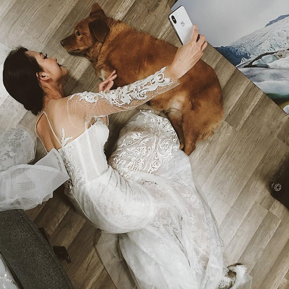Nữ diễn viên 8X xinh đẹp khoe hậu trường chụp ảnh mặc áo cưới khiến fan xuýt xoa. Ảnh: FBNV.