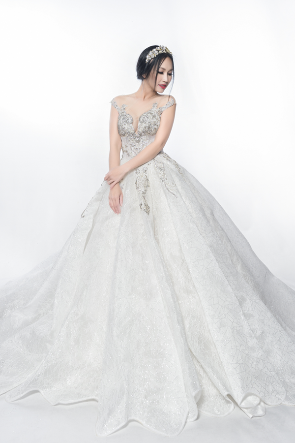 Sau cuộc hôn nhân ngắn ngủi kéo dài 2 tháng với DJ Hoàng Phong, nữ diễn viên chọn sống mạnh mẽ và nuôi con một mình.