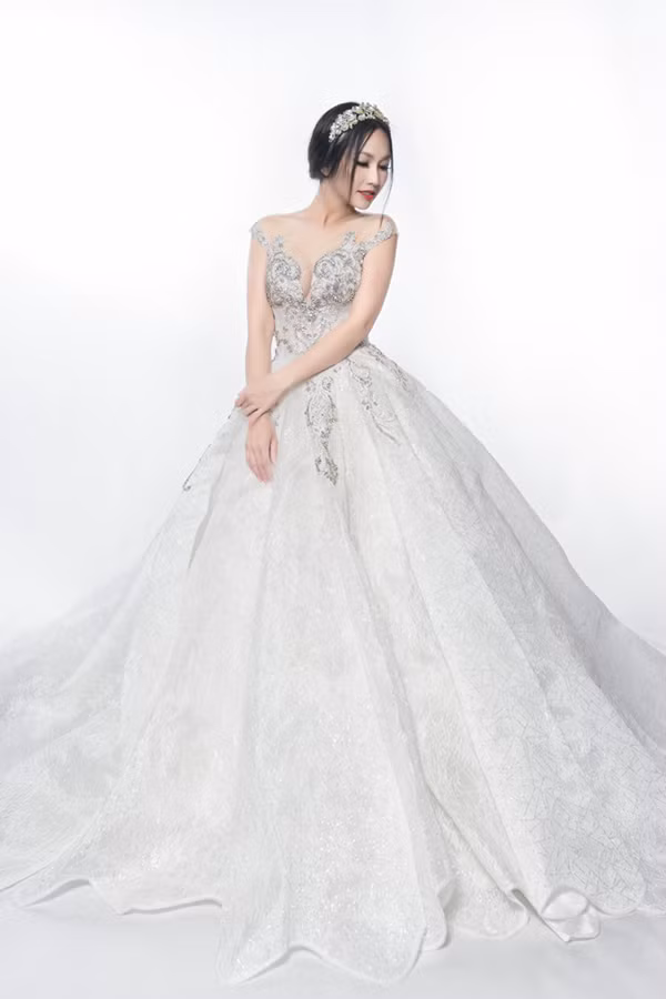 Sau cuộc hôn nhân ngắn ngủi kéo dài 2 tháng với DJ Hoàng Phong, nữ diễn viên chọn sống mạnh mẽ và nuôi con một mình.