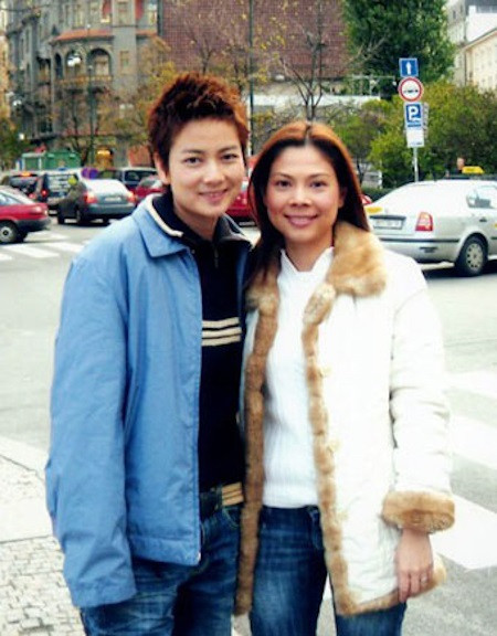 Thậm chí trong bài tố đăng tải hôm 19/3 vừa qua, nữ ca sĩ chia sẻ còn cảm thấy xấu hổ khi từng tin tưởng và giúp đỡ Thúy Vinh. Cô viết: "Tôi thấy xấu hổ vì cũng là do mình đem một bà bán quần áo ngoài Hà Nội vào Sài Gòn để biến thành trợ lý của tôi, vì thấy xinh xắn, hiền lành, lanh lợi nên tạo cơ hội cho thành người có địa vị xã hội, biến bà thành bà giám đốc đại diện cho TT".