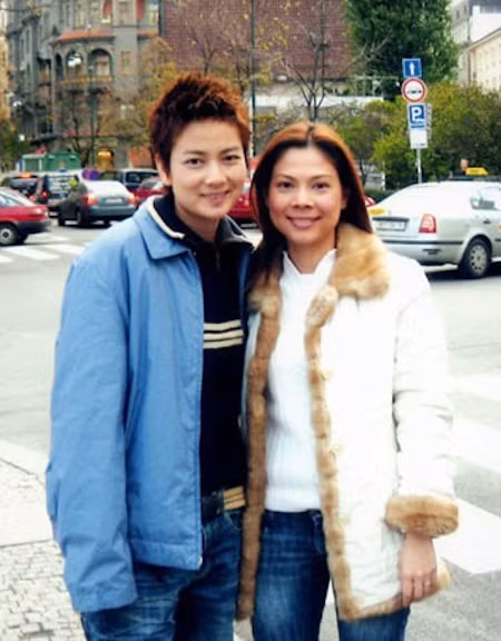 Thậm chí trong bài tố đăng tải hôm 19/3 vừa qua, nữ ca sĩ chia sẻ còn cảm thấy xấu hổ khi từng tin tưởng và giúp đỡ Thúy Vinh. Cô viết: "Tôi thấy xấu hổ vì cũng là do mình đem một bà bán quần áo ngoài Hà Nội vào Sài Gòn để biến thành trợ lý của tôi, vì thấy xinh xắn, hiền lành, lanh lợi nên tạo cơ hội cho thành người có địa vị xã hội, biến bà thành bà giám đốc đại diện cho TT".