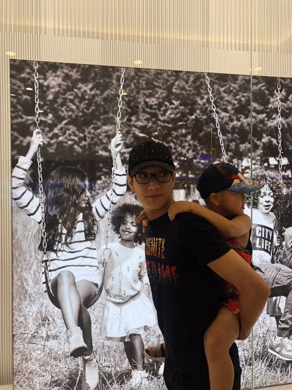 Niềm hạnh phúc lớn nhất của Chí Nhân bây giờ là mỗi dịp cuối tuần, anh được đón bé Be - cậu con trai 4 tuổi đi chơi, để chăm sóc và yêu thương con.