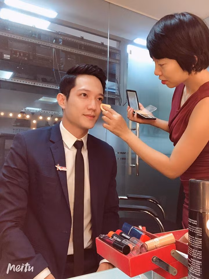 Chồng cũ của Thu Quỳnh thường xuyên chia sẻ về công việc trên trang cá nhân và dường như tránh đề cập tới chuyện tình cảm hiện tại.