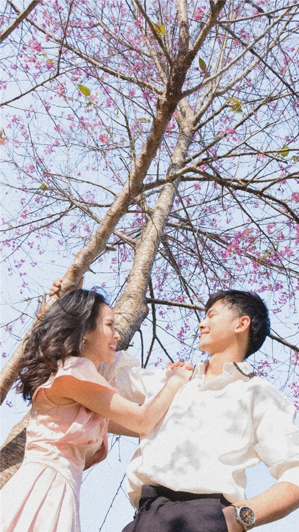 Bộ hình mới của Tú Vi - Văn Anh được cặp sao đặt cho tiêu đề “Đưa em về thanh xuân”, ghi lại hình ảnh ngọt ngào như thuở mới yêu.