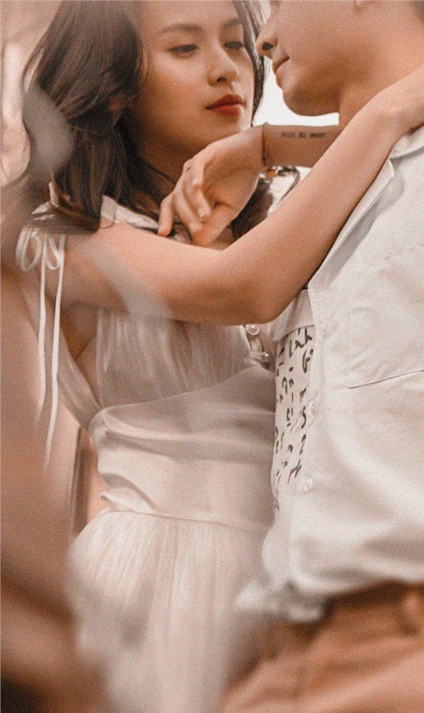 Cặp sao trao nhau những cái ôm ấm áp, nắm tay nhau trở về thanh xuân giữa khung cảnh lãng mạn của thành phố ngàn hoa.