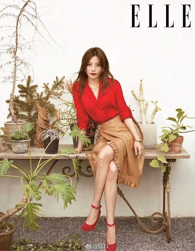 Những shoot hình lung linh đã qua chỉnh sửa khác xa với loạt ảnh đời thường già nua, xuống sắc trước đó của Triệu Vy.