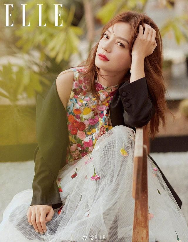 Bà mẹ một con dịu dàng và đằm thắm.