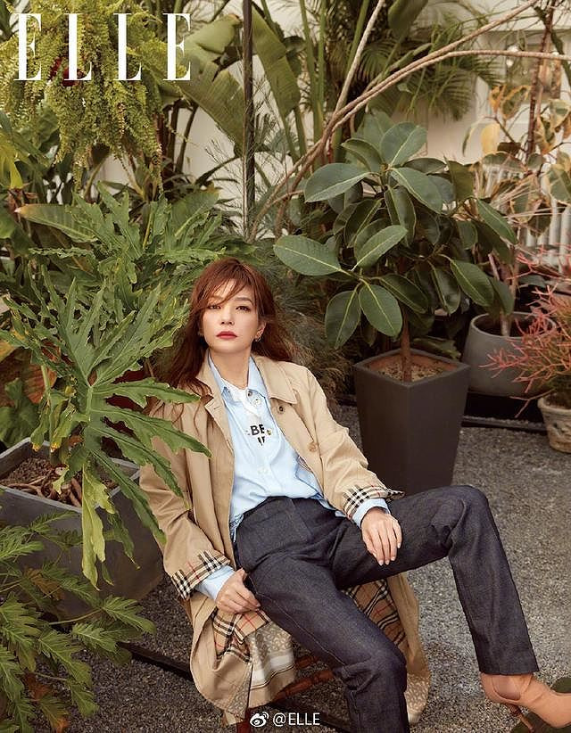 Mặc thị phi bủa vây, Triệu Vy vẫn miệt mài với các dự án còn dang dở.