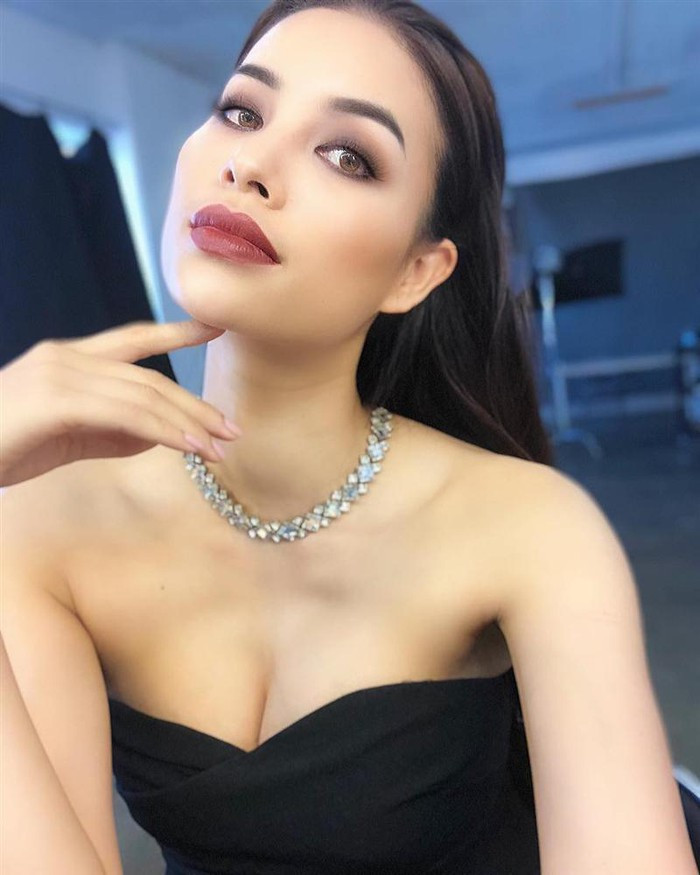 Hoa hậu Phạm Hương cũng nhiều lần gây choáng khi "đấu khẩu" với fan về chuyện đẹp - xấu. Ảnh: FBNV.