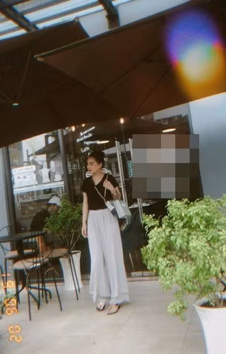 Thậm chí, cô còn được khen ngày càng xinh đẹp hơn xưa bội phần.