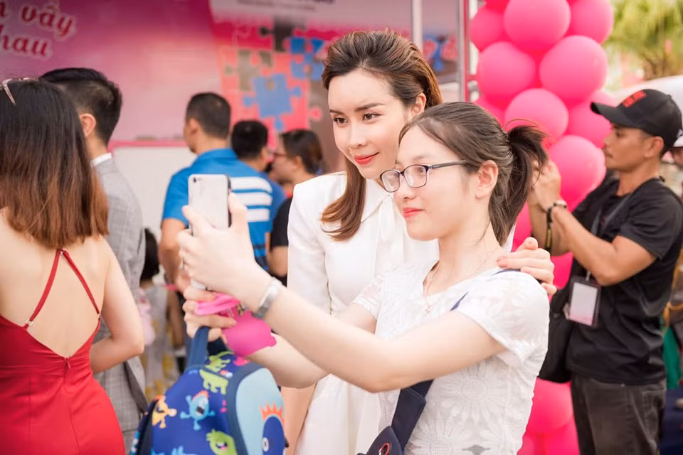 Trong một sự kiện gần đây, Lưu Hương Giang còn vướng nghi án độn trán khi xuất hiện với gương mặt cứng đờ với phần trán sưng vù.