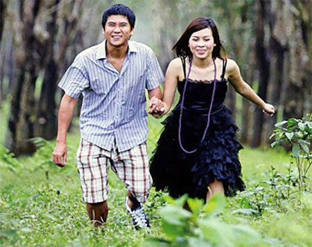 Gương mặt thời bấy giờ của giọng ca sinh năm 1983 không để lại nhiều ấn tượng với nước da ngăm, khuôn cằm lẹm, mũi hếch, sống mũi thấp...