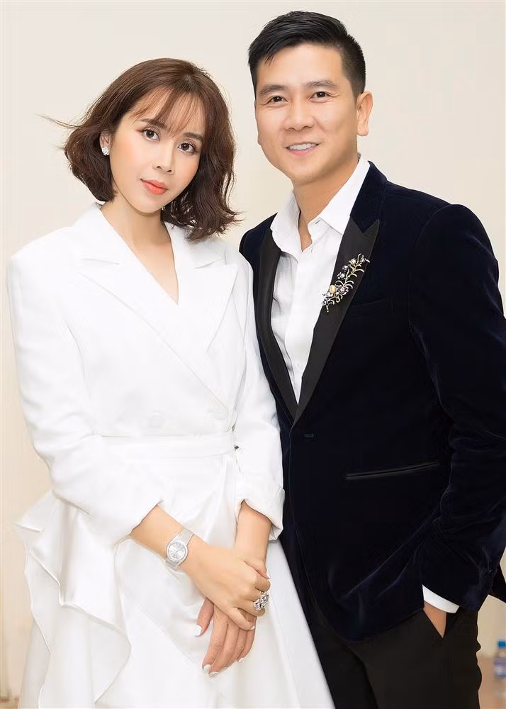 Tuy vậy không thể phủ nhận, bà xã Hồ Hoài Anh đã "lột xác" ngoạn mục nhờ "dao kéo" với gương mặt thanh thoát và hài hòa hơn.