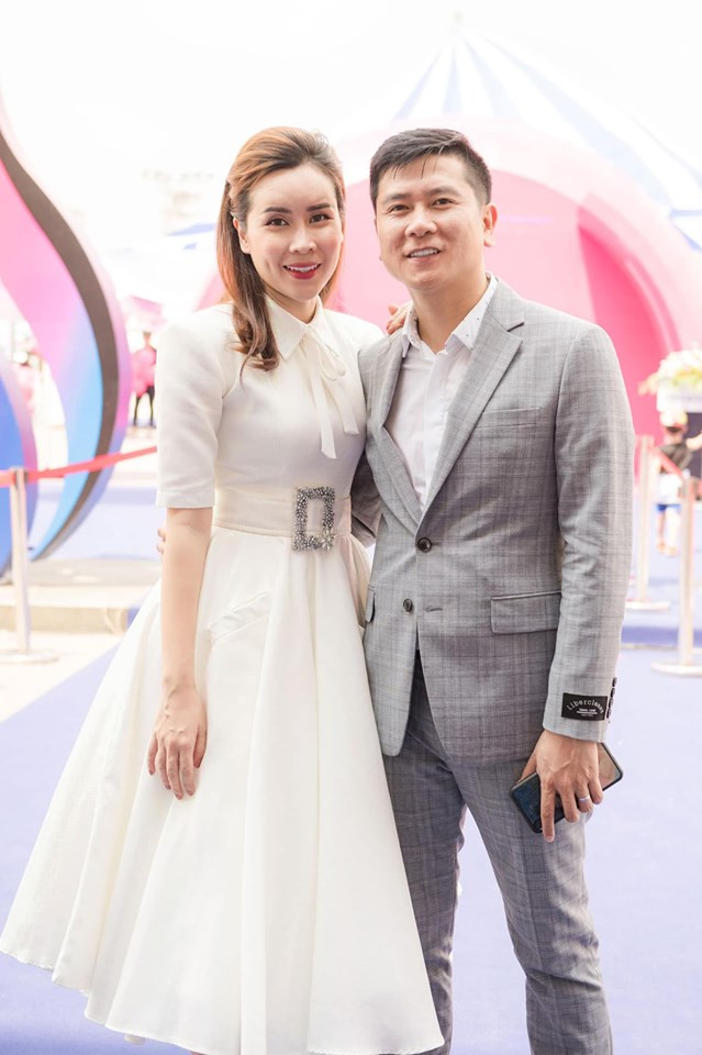 Hình ảnh khác lạ của bà xã Hồ Hoài Anh vài năm trở lại đây làm dấy lên nghi vấn cô đã đụng "dao kéo". Nữ ca sĩ cũng từng thẳng thắn thừa nhận phẫu thuật thẩm mỹ để gương mặt hoàn hảo hơn.