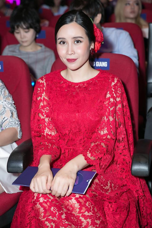 Bà mẹ của hai cô con gái xinh đẹp tự tin hơn sau "dao kéo".