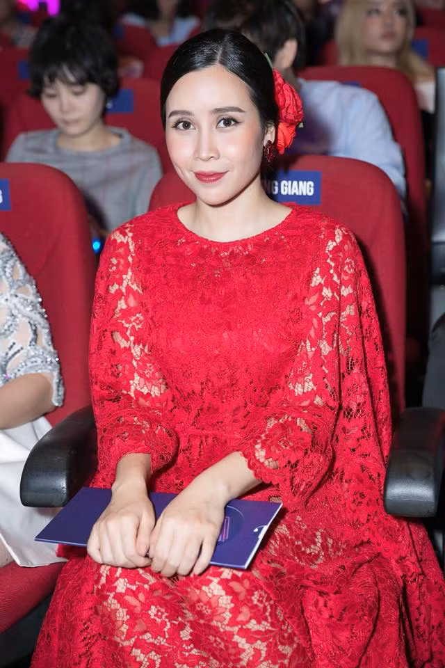 Bà mẹ của hai cô con gái xinh đẹp tự tin hơn sau "dao kéo".