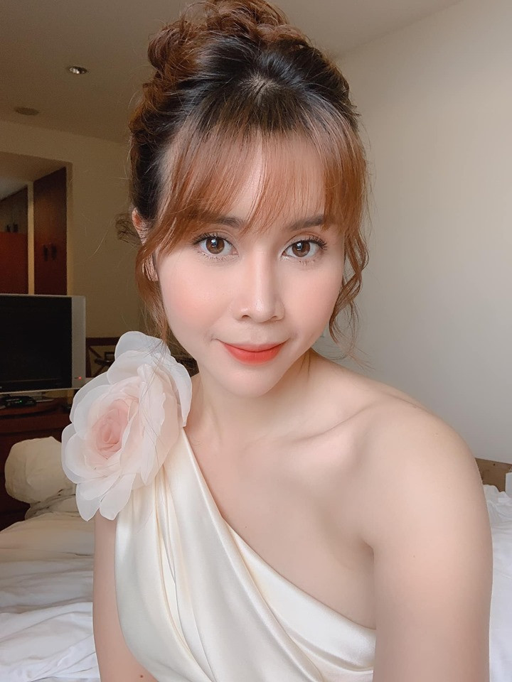 Trong một chương trình mới đây trên Kinglive, cô còn tiết lộ chuyện từng tự ti vì nhan sắc sau khi sinh con đầu lòng, nên làm liều giấu chồng và mẹ ruột để sang Hàn làm mũi, làm răng, tiêm mỡ tự thân vào mặt...