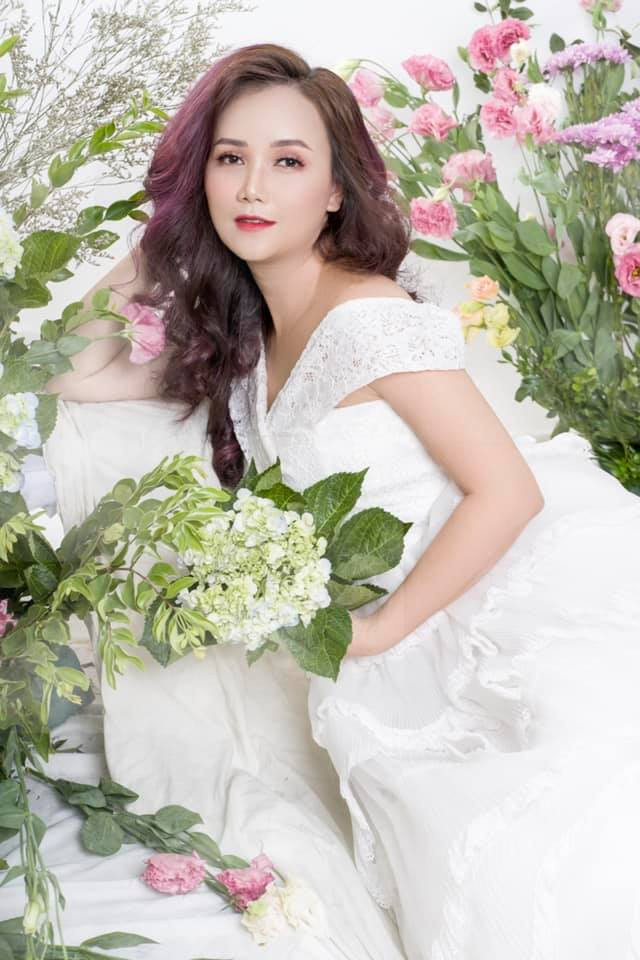 Trở thành mẹ đơn thân một mình nuôi hai con nhỏ, 10 năm sau, Hoàng Yến mới đi thêm bước nữa với người đàn ông kém cô tới 8 tuổi. Nhưng rồi cuộc hôn nhân ấy cũng sớm kết thúc.