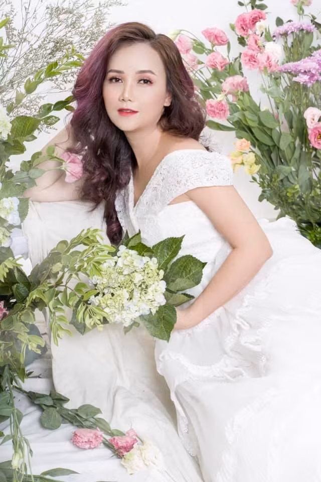 Trở thành mẹ đơn thân một mình nuôi hai con nhỏ, 10 năm sau, Hoàng Yến mới đi thêm bước nữa với người đàn ông kém cô tới 8 tuổi. Nhưng rồi cuộc hôn nhân ấy cũng sớm kết thúc.