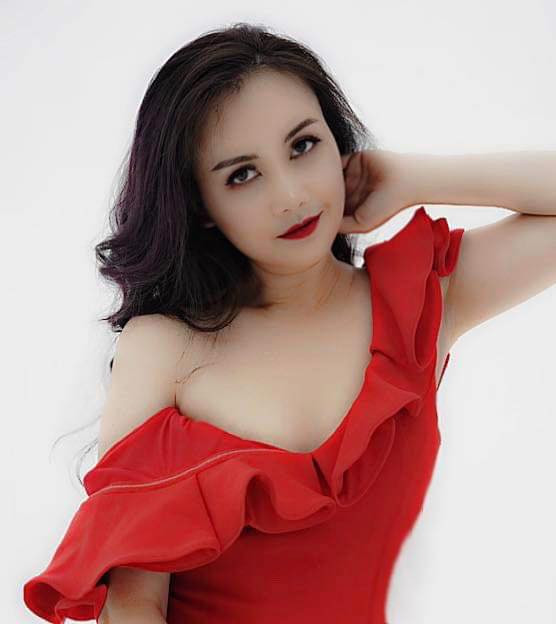 Nữ diễn viên sinh năm 1976 làm mẹ từ năm 18 tuổi. Khi ấy cô chọn cuộc sống theo chồng sang nơi xứ người để dành thời gian chăm con nên hoạt động sự nghiệp cầm chừng. Cả hai sau đó chia tay vì mâu thuẫn chuyện tình cảm. Hoàng Yến dắt con về nước làm lại từ đầu.