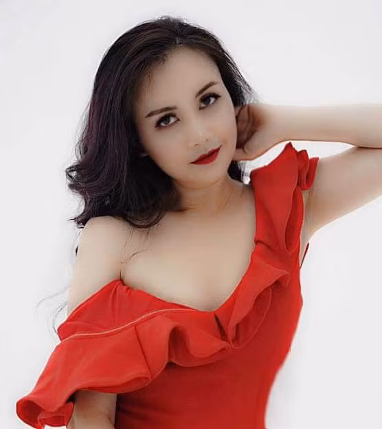 Nữ diễn viên sinh năm 1976 làm mẹ từ năm 18 tuổi. Khi ấy cô chọn cuộc sống theo chồng sang nơi xứ người để dành thời gian chăm con nên hoạt động sự nghiệp cầm chừng. Cả hai sau đó chia tay vì mâu thuẫn chuyện tình cảm. Hoàng Yến dắt con về nước làm lại từ đầu.