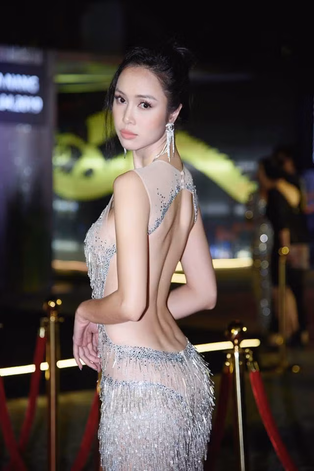 Chân dài họ Vũ từng được biết đến khi lọt top 5 Hoa hậu Việt Nam 2012 và Top 5 Hoa hậu Thế giới người Việt.