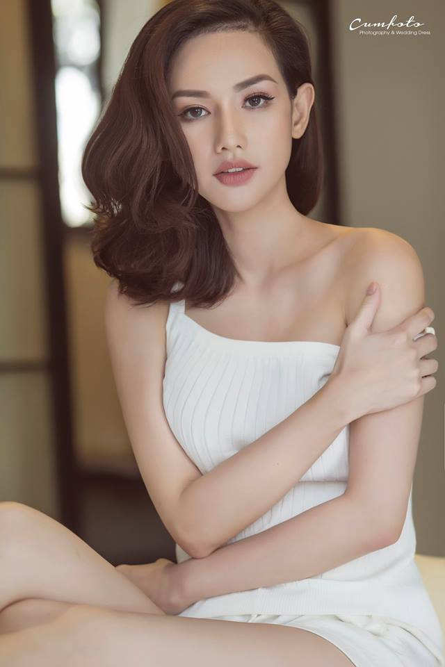 Sau ồn ào ly hôn với thiếu gia Trần Văn Chương - con trai đại gia thủy sản Diệu Hiền vào năm 2015, Quỳnh Chi nỗ lực làm việc không ngừng. Mỹ nhân sinh năm 1990 hiện vừa làm MC, đóng phim vừa kinh doanh.