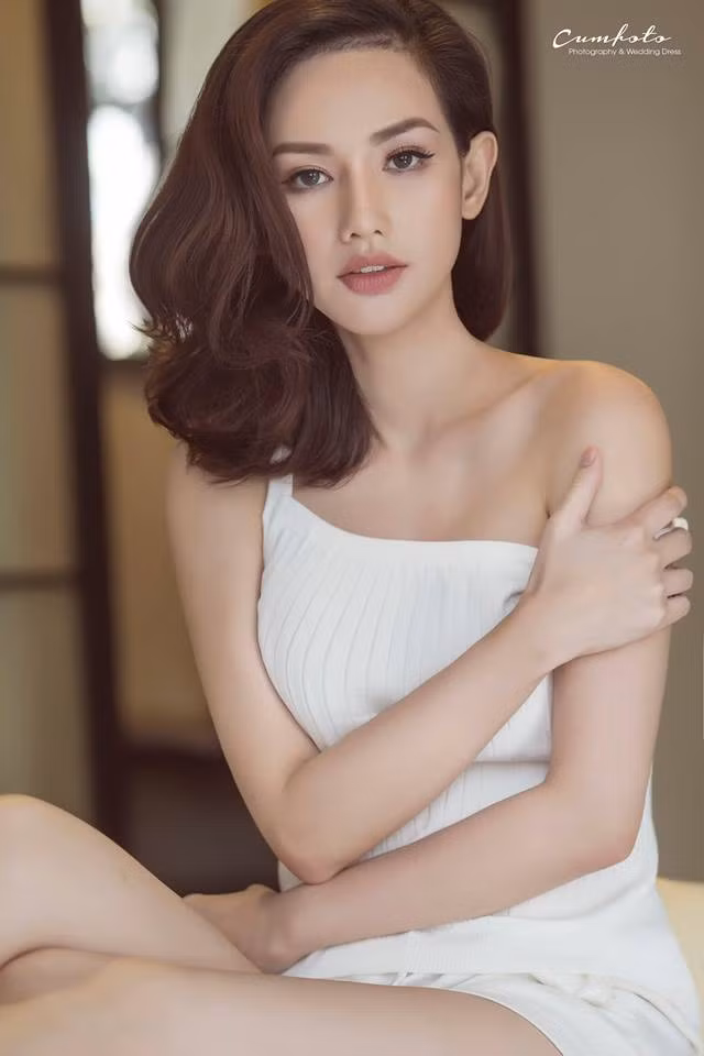 Sau ồn ào ly hôn với thiếu gia Trần Văn Chương - con trai đại gia thủy sản Diệu Hiền vào năm 2015, Quỳnh Chi nỗ lực làm việc không ngừng. Mỹ nhân sinh năm 1990 hiện vừa làm MC, đóng phim vừa kinh doanh.