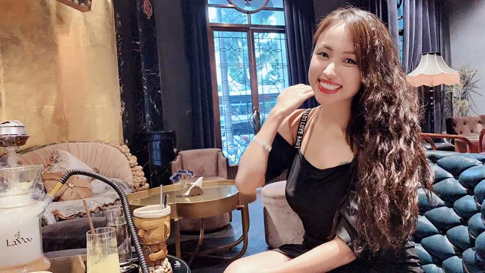 Ở tuổi 34, Vân Hugo trở thành bà mẹ đơn thân nổi tiếng trong làng giải trí Việt khi không chỉ thành công trong sự nghiệp mà còn ngày càng trẻ trung, xinh đẹp và quyến rũ.