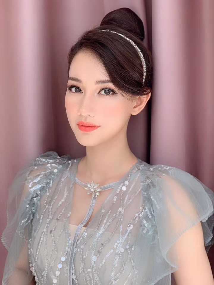 Dù đã trải qua một lần sinh nở nhưng MC Quỳnh Chi vẫn trẻ trung, xinh đẹp và quyến rũ như thời con gái.