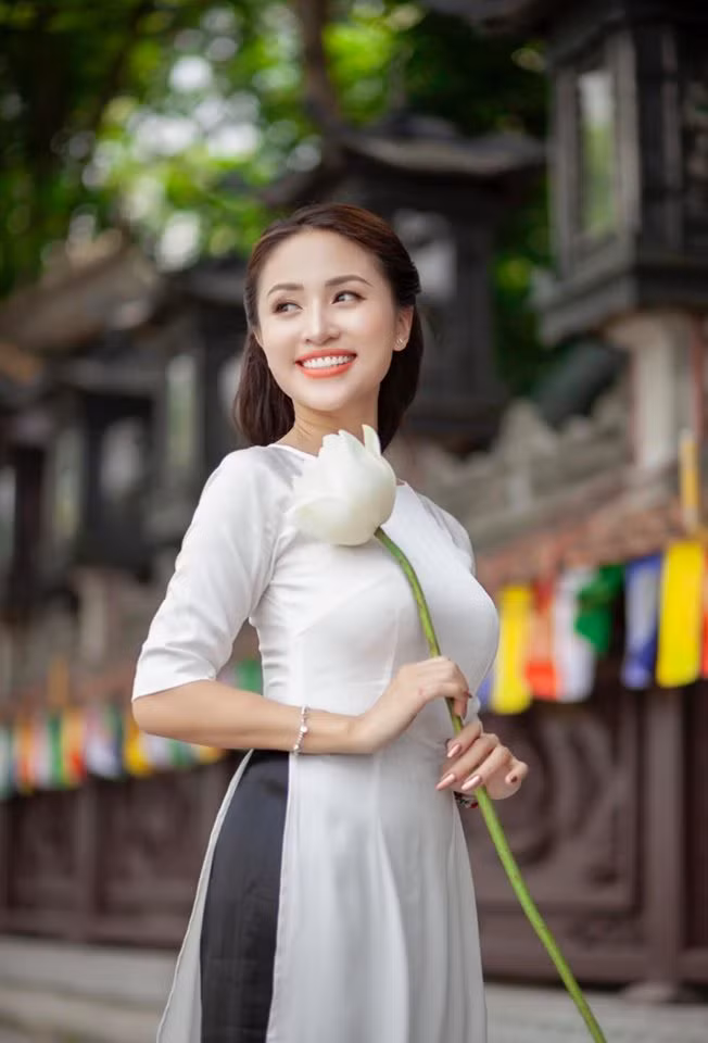 Hậu ly hôn, Vân Hugo một mình nuôi con. Ngoài vai trò là một MC - diễn viên, cô còn rất thành đạt với công việc kinh doanh. Nỗ lực làm việc giúp nữ MC sắm được nhà riêng, xe hơi đắt tiền.