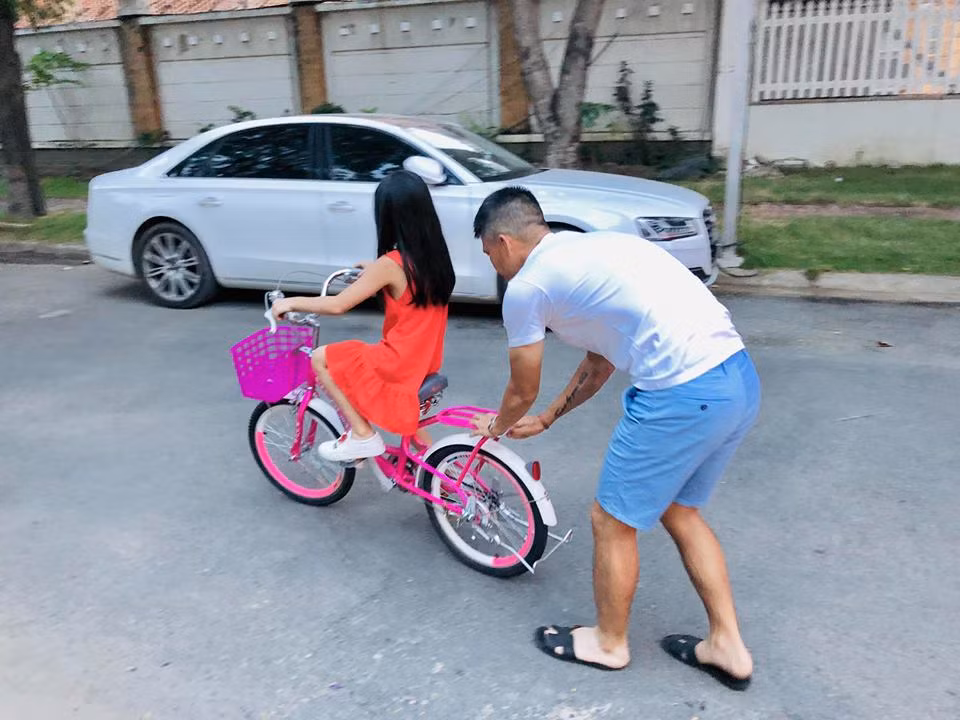 Bé Bánh Gạo nhận được nhiều sự yêu thương của cha mẹ. Công Vinh - Thủy Tiên luôn giấu mặt con vì không muốn cuộc sống của con bị xáo trộn.