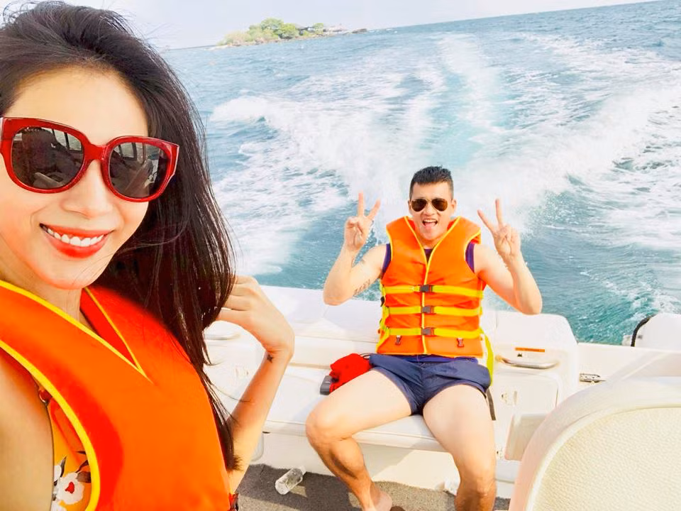 Thuy Tien “phat khoc” khi vuong tin don nghi hat o nha noi tro