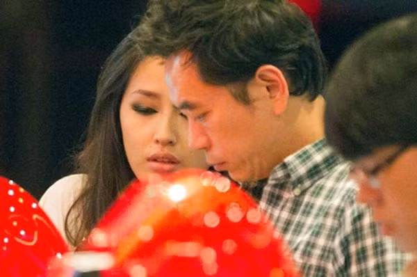 Trước Noo Phước Thịnh, Mai Phương Thúy bị đồn yêu doanh nhân khét tiếng Benny Ng suốt 2 năm. Tuy nhiên, người đẹp Hà thành sau đó tỏ ra lạnh nhạt với "tình tin đồn" khi chạm mặt cũng gây nhiều đồn đoán. Ảnh: Thời đại.