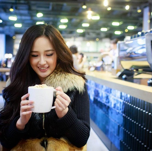 Cách đây vài ngày, Mai Phương Thúy còn tiết lộ về mẫu chàng trai mà mình muốn ở bên khi viết: "Đôi khi tôi hỏi mình muốn ở bên một chàng trai như thế nào... Rồi tôi hình dung ra một buổi tối trong căn phòng nhỏ, tôi cắm mặt làm việc và anh ta cũng thế, không ai nói với ai câu nào, thỉnh thoảng nhìn lên bắt gặp ánh mắt của nhau, anh ta mừng cho tôi và tôi cũng hạnh phúc cho anh ta..."